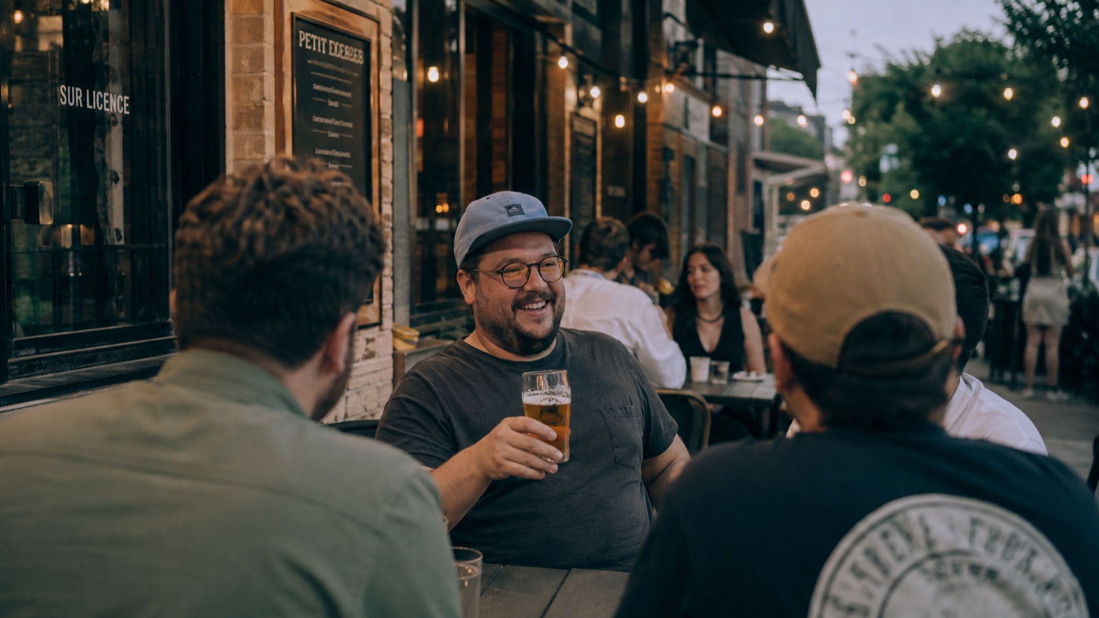 Des amis discutent sur une terrasse en soirée