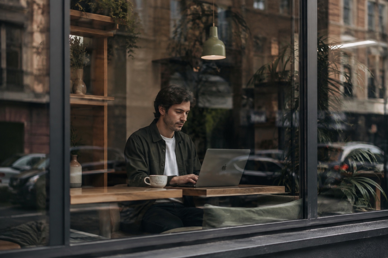 Une personne travaille sur son portable dans un café calme